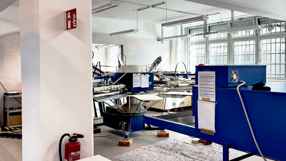 Tassen in der Werkstatt von Booh Outfit in Berlin